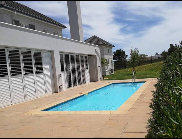 5 BEDROOM HOUSE FOR SALE IN SIR LOWRY'S PASS